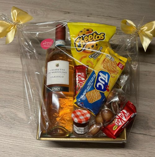 Rosé mand met versnapperingen