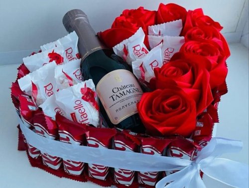 Hartvormige cadeaubox met chocolade en wijn