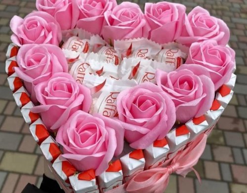 hartvormige chocoladetaart met roosjes