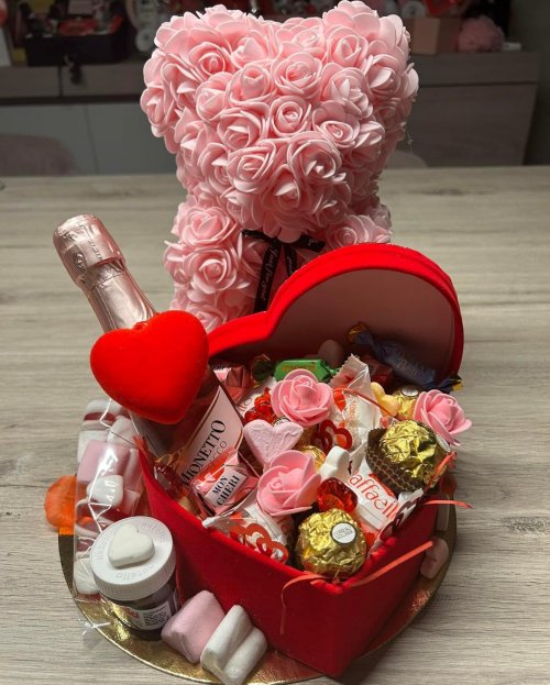 gevulde giftbox met cava en chocolade + roze beertje
