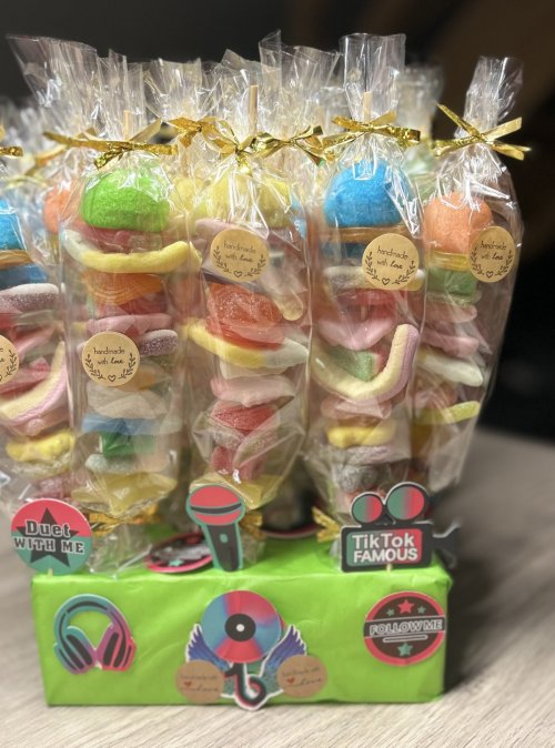 traktaties verjaardag rainbow snoepsatés tiktok