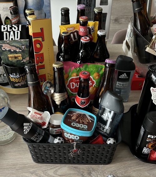 blond biermandje met chocolade en adidasproducten